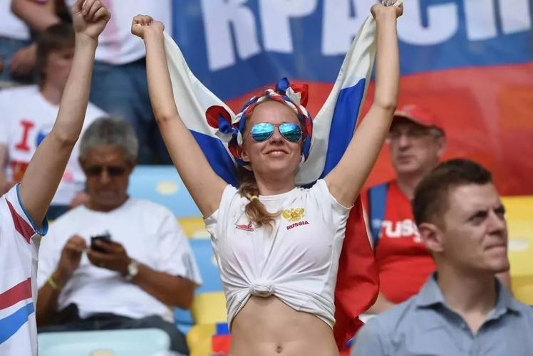 阿根廷女球迷掀球衣庆祝